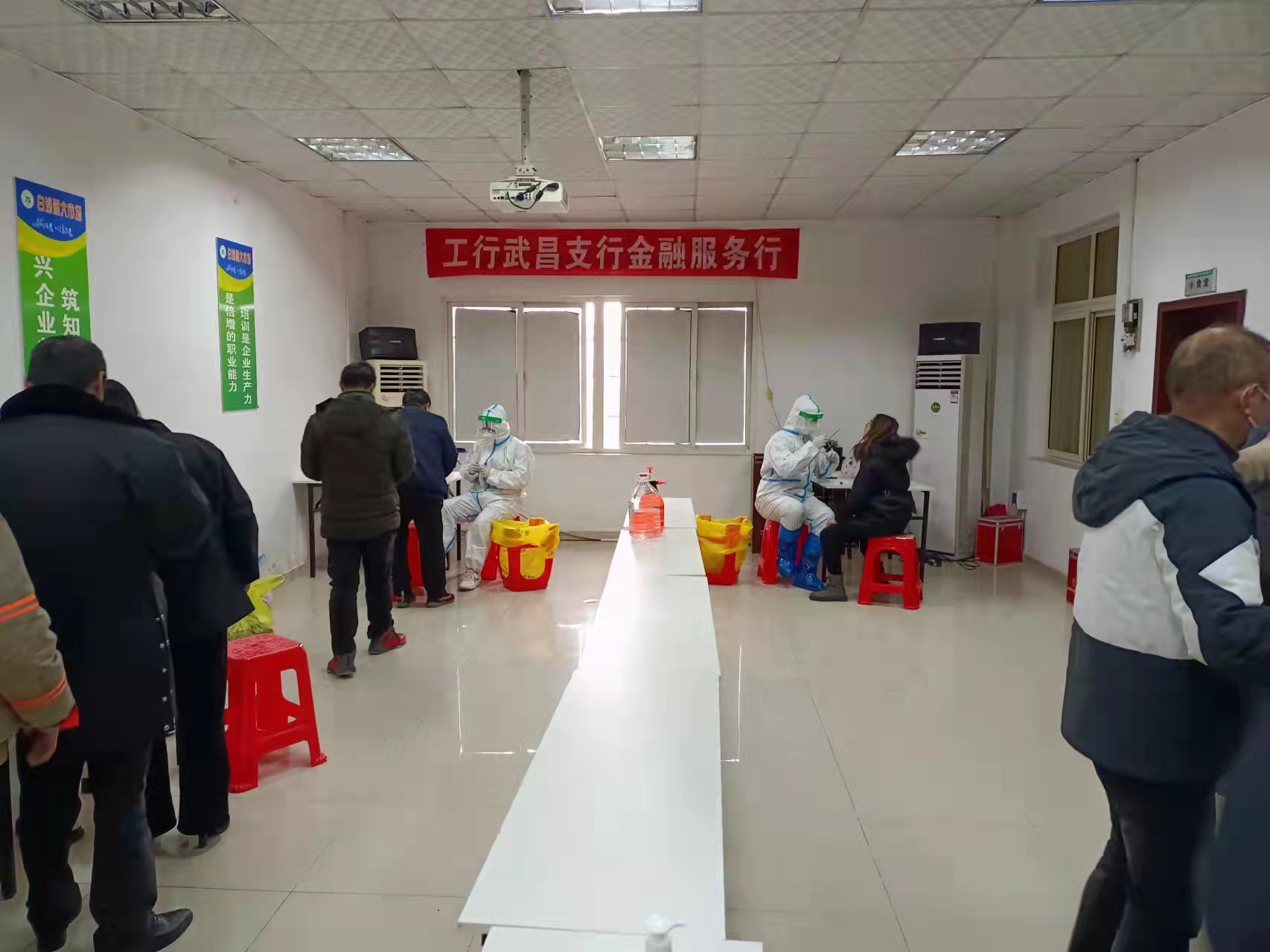 武汉白沙洲大市场开展全员核酸检测工作